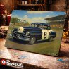 Plaque métallique publicitaire – Illustration Cadillac Série 61 Coupé Le Mans 1950 – Course sur circuit – Buckshot
