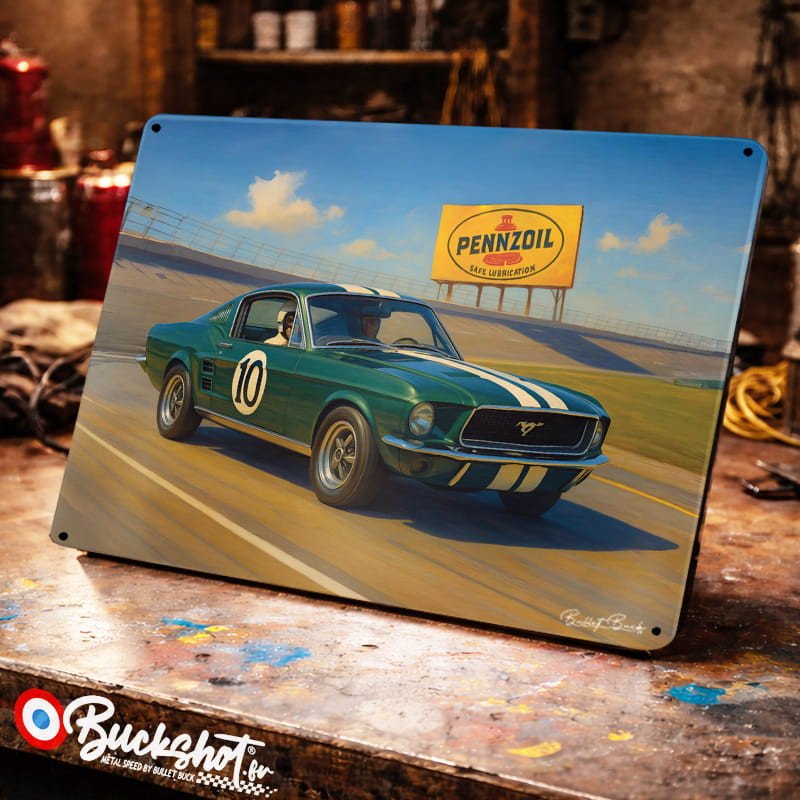 Plaque métallique publicitaire – Illustration Ford Mustang Fastback 1968 – Course sur circuit – Buckshot