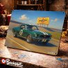 Plaque métallique publicitaire – Illustration Ford Mustang Fastback 1968 – Course sur circuit – Buckshot