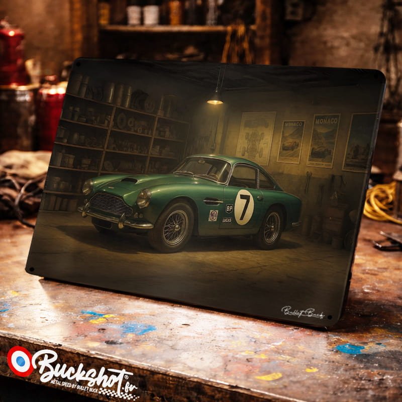 Plaque métallique publicitaire – Illustration Aston Martin DB4 GT 1962 – Garage Vintage – Buckshot