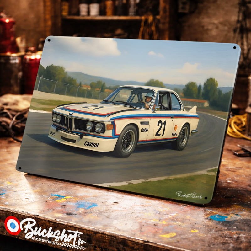Plaque métallique publicitaire – Illustration BMW 3.0 CSi 1974 – Course sur circuit – Buckshot
